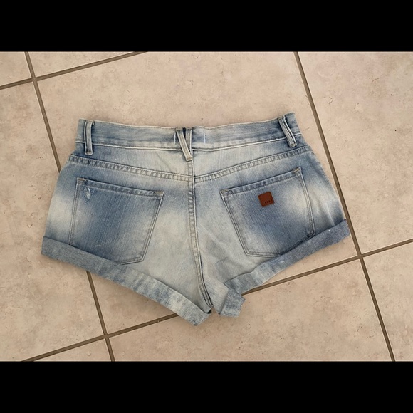 Roxy Distressed Cuffed Whitewash Shorts NWOT 🌿Size 27 - Picture 2 of 7